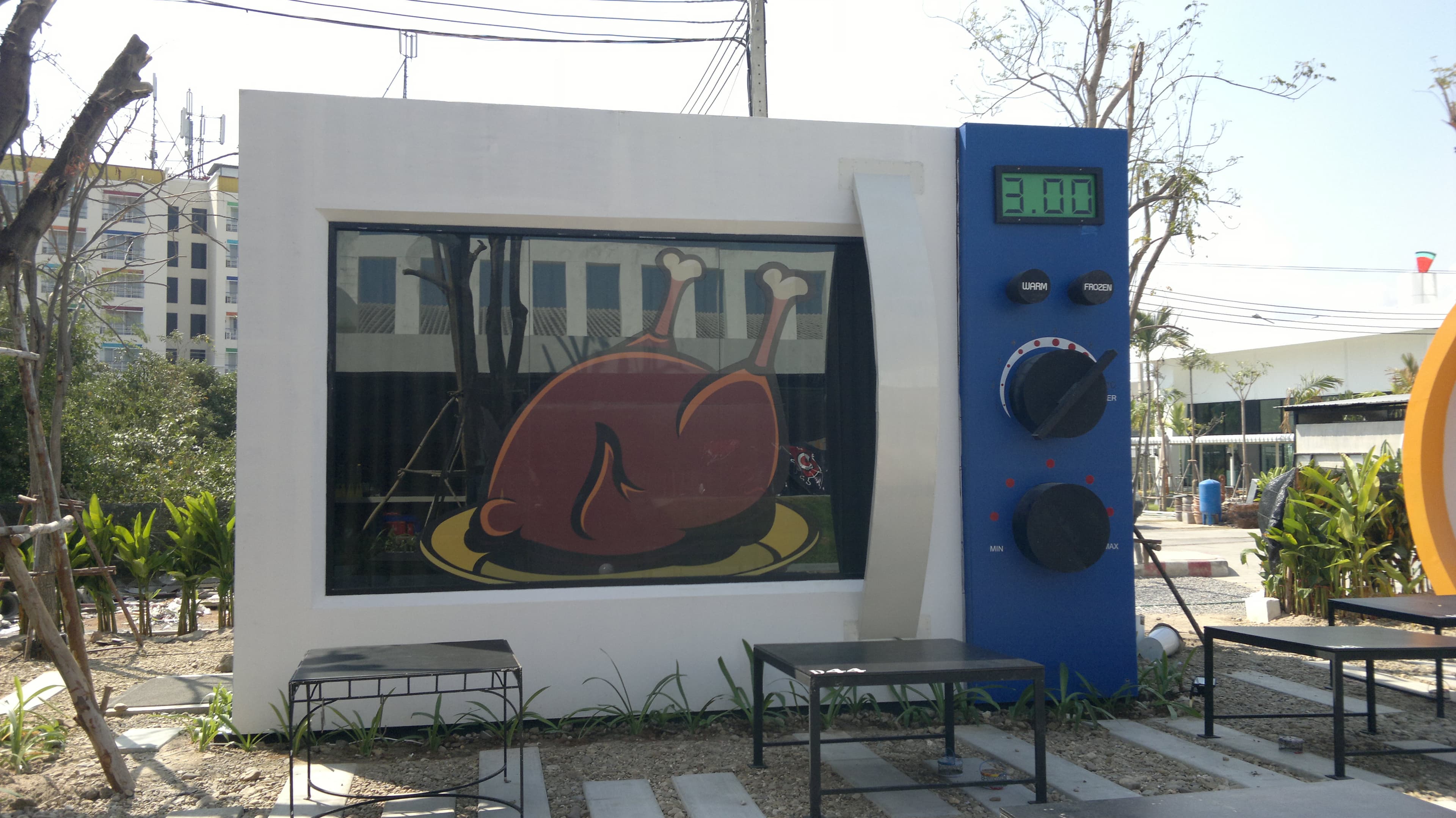 The Giant Restaurant - Photo 1